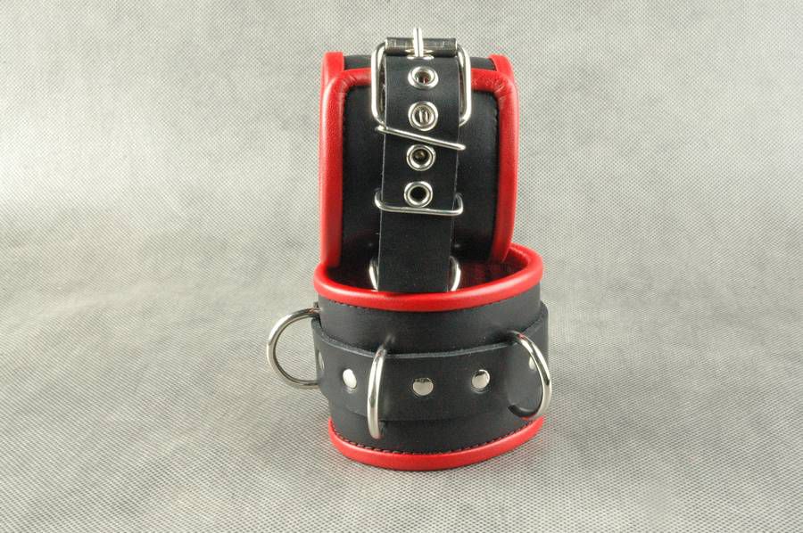 Чёрные обернутые наручники с 3 сварными D-кольцами и красным подкладом